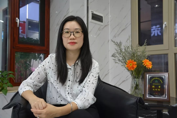 荣高智能门窗经销商冯玲玲:既然选择了做门窗,就要做当地第一!