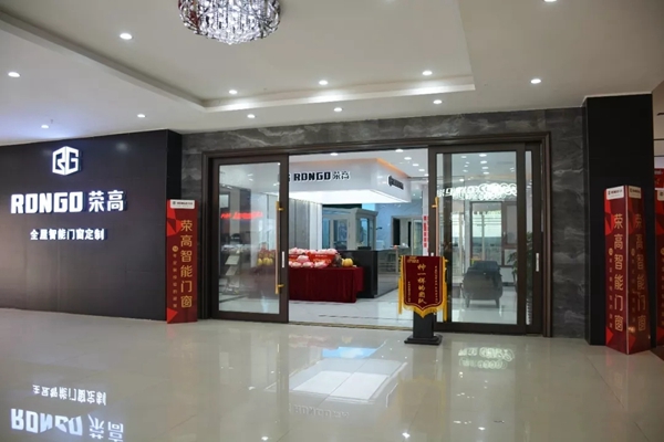 荣高智能门窗经销商冯玲玲:既然选择了做门窗,就要做当地第一!