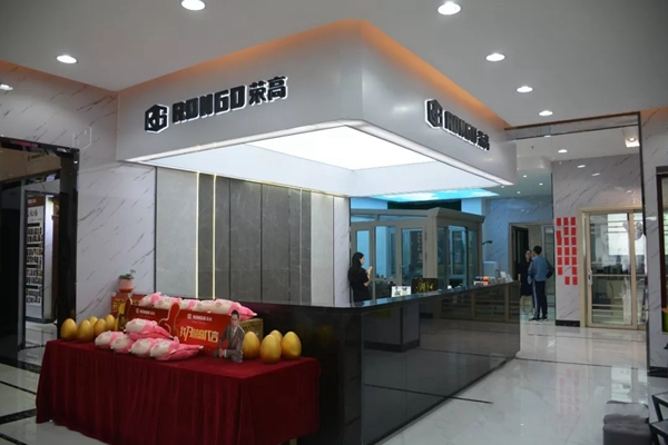 荣高智能门窗经销商冯玲玲:既然选择了做门窗,就要做当地第一!
