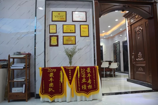 荣高智能门窗经销商冯玲玲:既然选择了做门窗,就要做当地第一!