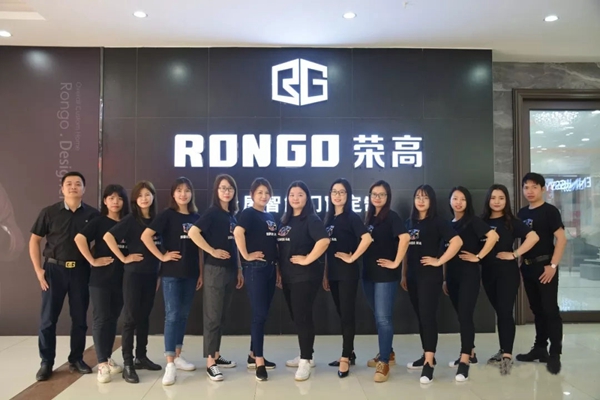 荣高智能门窗经销商冯玲玲:既然选择了做门窗,就要做当地第一!