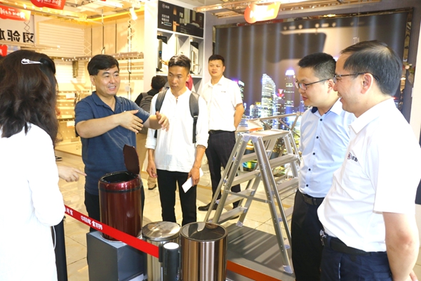 晾霸晾衣架迎接2019第三届中国建博葵花奖智能家居调研团考察采访