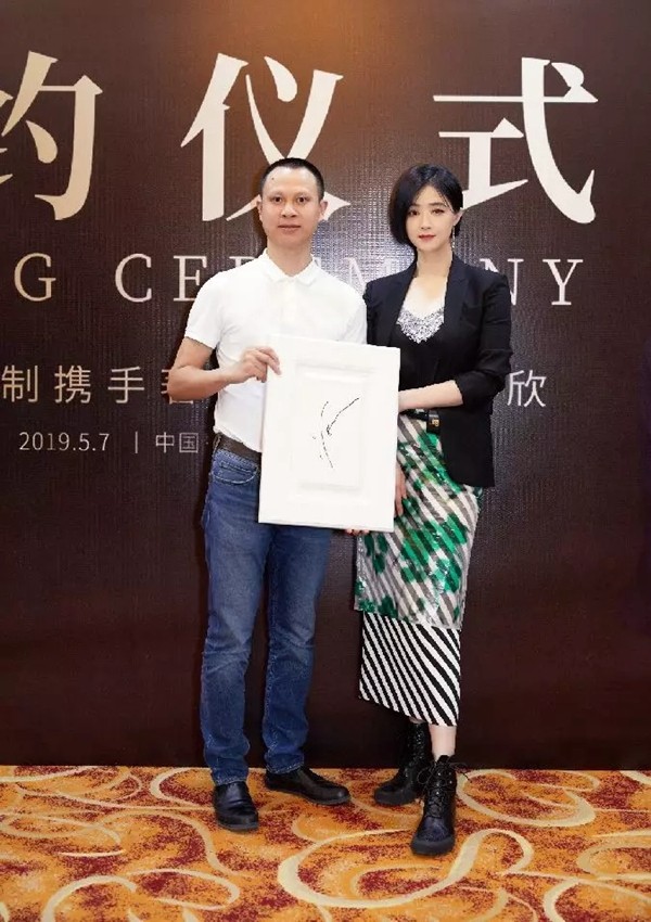 奢匠全屋定制携手著名影星蒋欣，迈向品牌发展新征程！