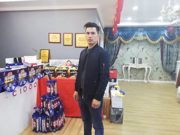 科布斯无缝墙布江西庐山店王总:当你因成功而喜悦,就没有时间颓废