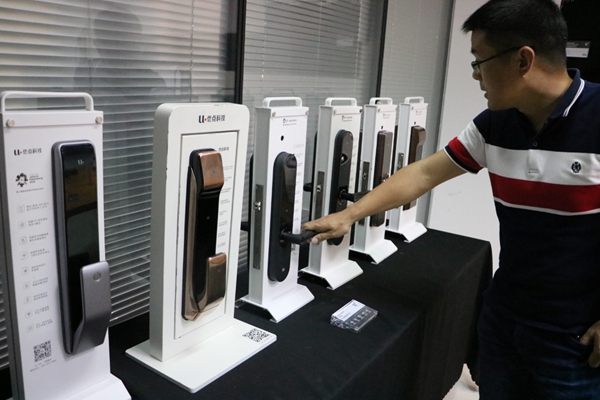 第三届中国建博葵花奖智能家居调研团一行奔赴优点科技考察交流