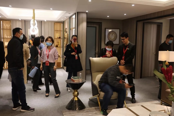 尚佰木门·整木定制欢迎六安VIP大客户参加工厂之行!