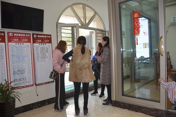 荣高智能门窗始兴大商华庆花：多渠道带单是经营的奠基