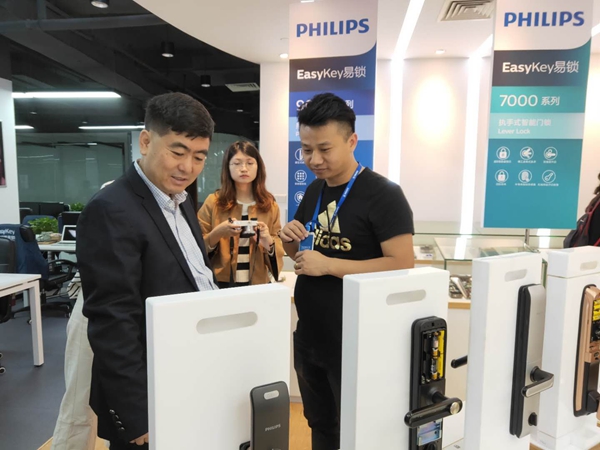 第三届中国建博葵花奖智能家居调研团一行前往飞利浦智能锁考察采访