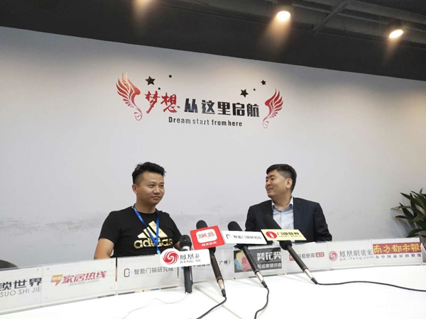 第三届中国建博葵花奖智能家居调研团一行前往飞利浦智能锁考察采访