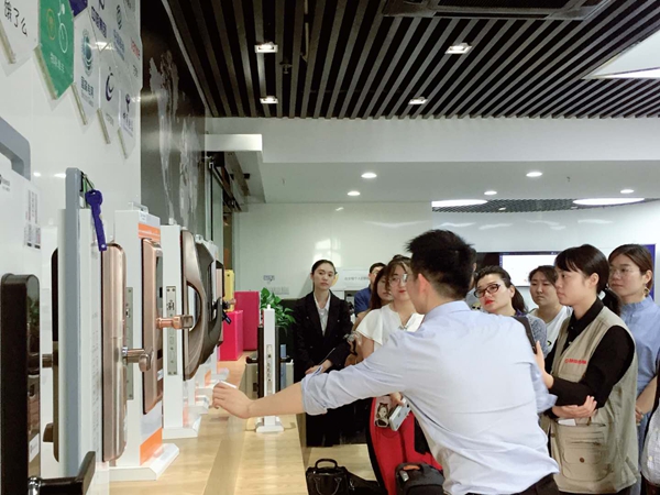 物联锁科技迎接第三届中国建博葵花奖智能家居调研团一行莅临调研