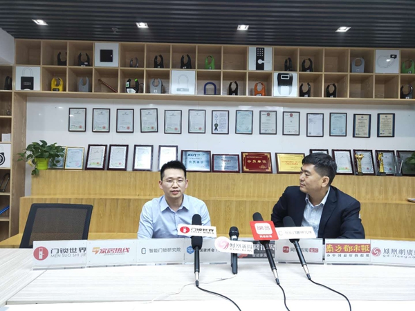 物联锁科技迎接第三届中国建博葵花奖智能家居调研团一行莅临调研