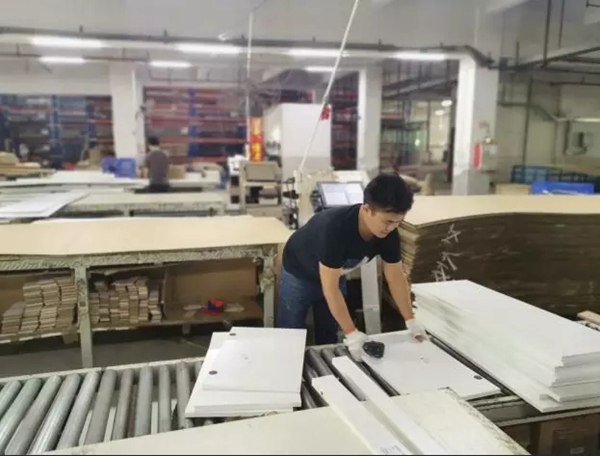 诺维家高层管理带领质量监控小组到生产基地视察生产