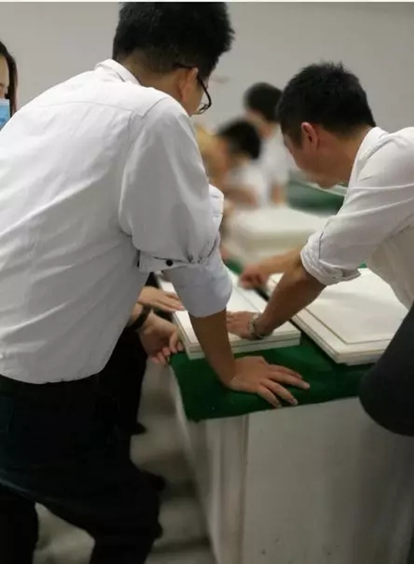 诺维家高层管理带领质量监控小组到生产基地视察生产