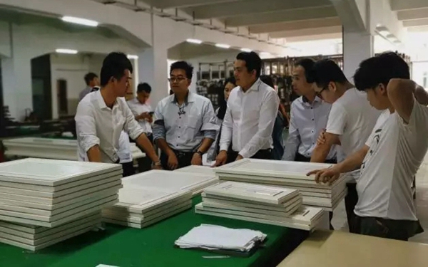 诺维家高层管理带领质量监控小组到生产基地视察生产