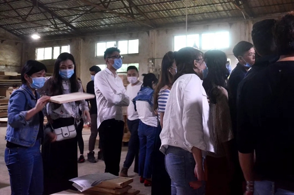 丰成帝纳深圳店面组织居众设计院团队60余人莅临丰成家居参观指导工作！
