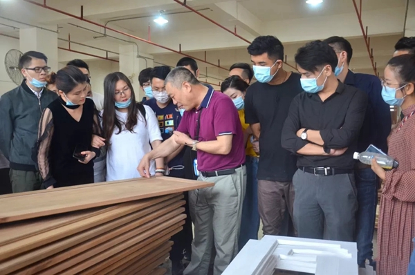丰成帝纳深圳店面组织居众设计院团队60余人莅临丰成家居参观指导工作！
