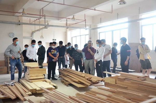 丰成帝纳深圳店面组织居众设计院团队60余人莅临丰成家居参观指导工作！