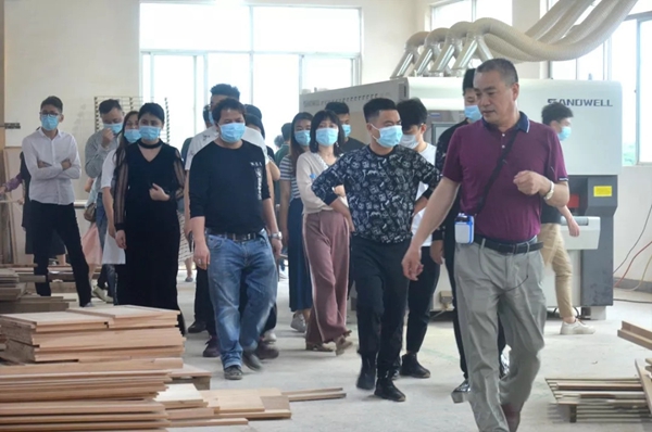 丰成帝纳深圳店面组织居众设计院团队60余人莅临丰成家居参观指导工作！
