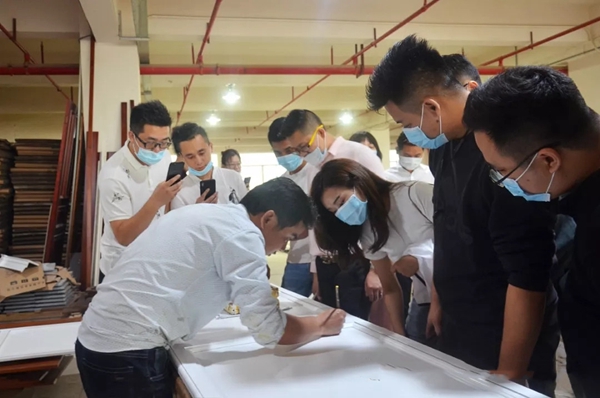 丰成帝纳深圳店面组织居众设计院团队60余人莅临丰成家居参观指导工作！