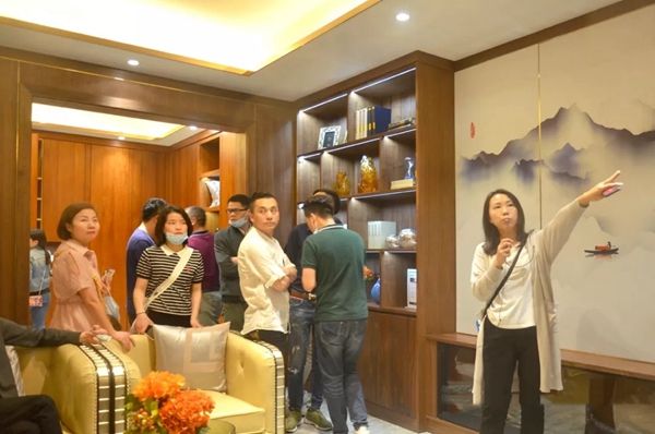 丰成帝纳深圳店面组织居众设计院团队60余人莅临丰成家居参观指导工作！