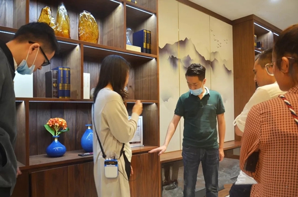 丰成帝纳深圳店面组织居众设计院团队60余人莅临丰成家居参观指导工作！