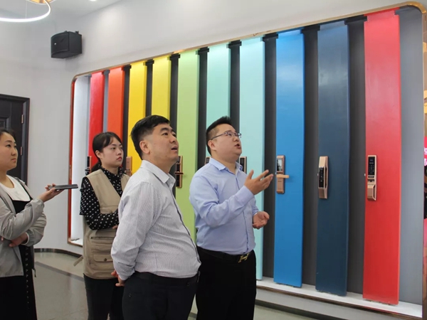 皇家金盾智能锁迎接2019中国建博葵花奖走访调研团采访考察
