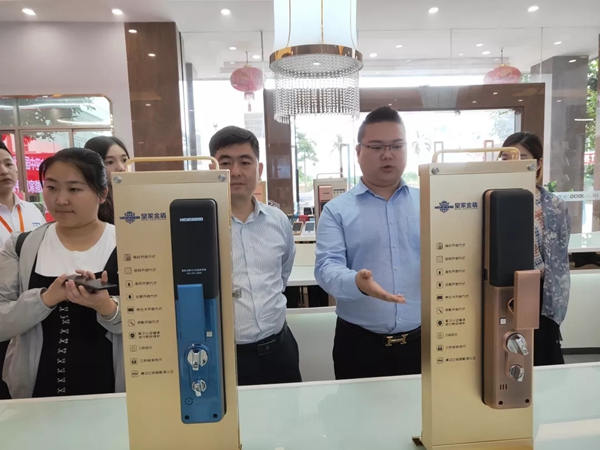 皇家金盾智能锁迎接2019中国建博葵花奖走访调研团采访考察