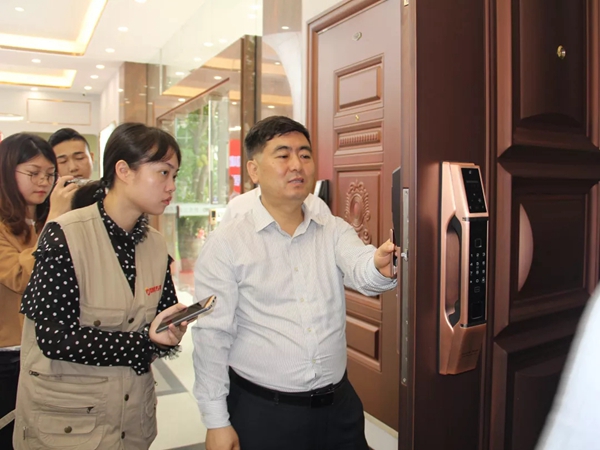 皇家金盾智能锁迎接2019中国建博葵花奖走访调研团采访考察