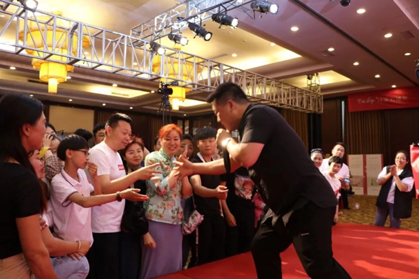 红宝石墙布全国巡回工厂购郑州站首战告捷，打响品牌终端服务计划！