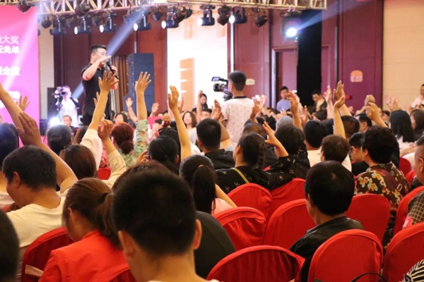 红宝石墙布全国巡回工厂购郑州站首战告捷，打响品牌终端服务计划！