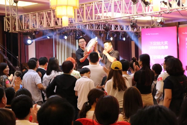 红宝石墙布全国巡回工厂购郑州站首战告捷，打响品牌终端服务计划！