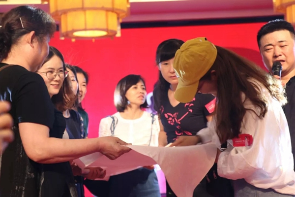 红宝石墙布全国巡回工厂购郑州站首战告捷，打响品牌终端服务计划！