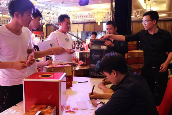 红宝石墙布全国巡回工厂购郑州站首战告捷，打响品牌终端服务计划！