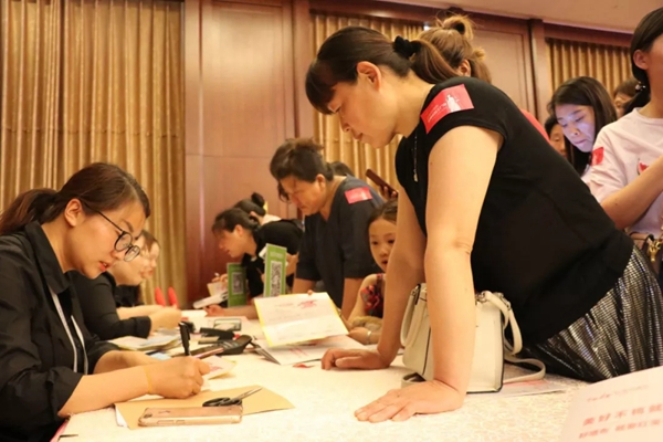 红宝石墙布全国巡回工厂购郑州站首战告捷，打响品牌终端服务计划！