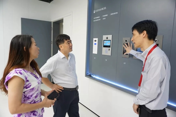 中国建博葵花奖走访调研团一行走访冠林科技和VOC威欧希科技