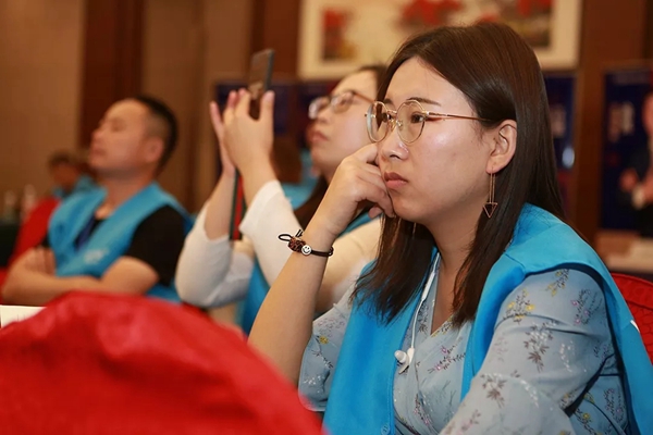雅诗澜无缝墙布“掘金有道”品牌价值推介会盛大举行，共谋行业发展!