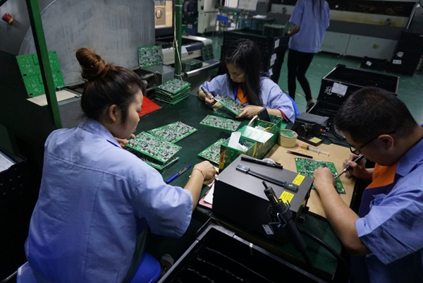 第三届中国建博葵花奖智能家居调研团一行走访冠林科技