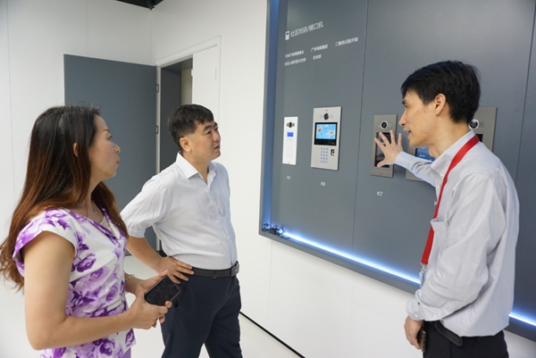 第三届中国建博葵花奖智能家居调研团一行走访冠林科技