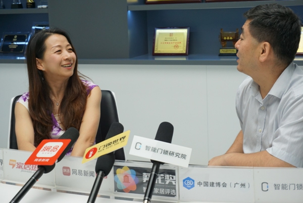 第三届中国建博葵花奖智能家居调研团一行走访冠林科技