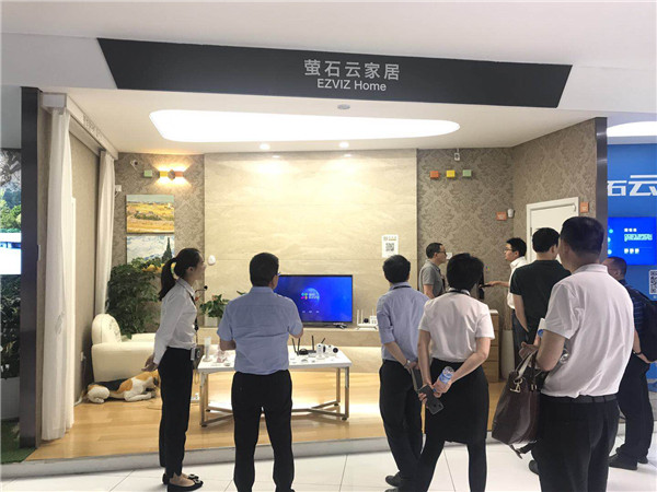中国建博葵花奖走访调研团走访涂鸦智能、萤石
