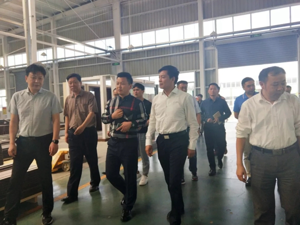湖北省黄冈市副市长周勇士一行领导莅临千川木门参观视察！