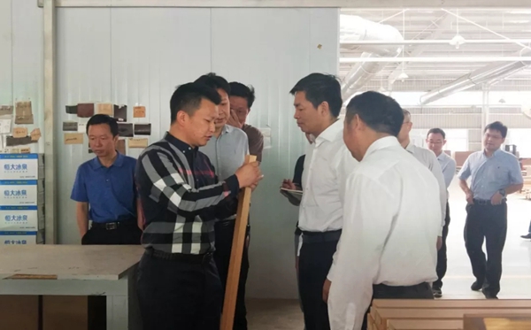 湖北省黄冈市副市长周勇士一行领导莅临千川木门参观视察!