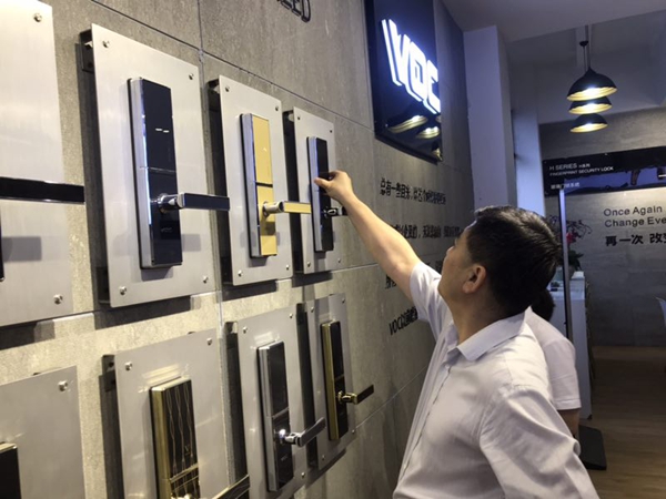 VOC智能锁迎接第三届中国建博葵花奖智能家居调研团一行莅临考察