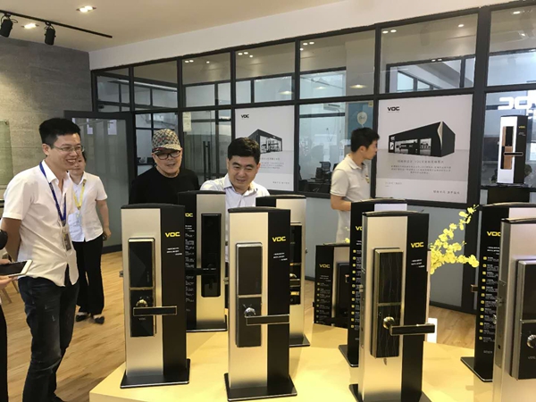 VOC智能锁迎接第三届中国建博葵花奖智能家居调研团一行莅临考察