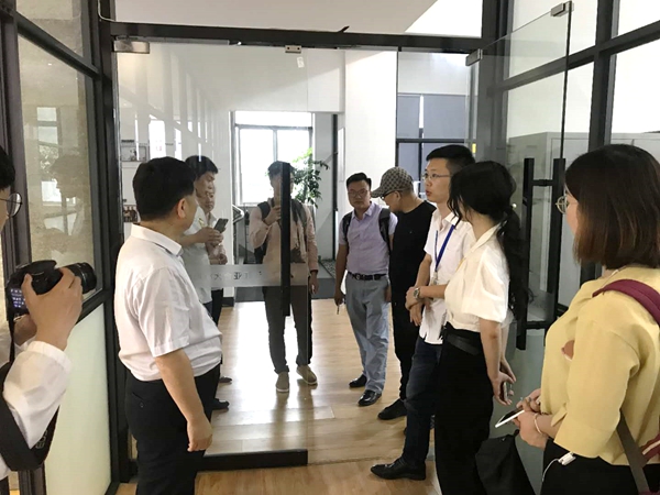 VOC智能锁迎接第三届中国建博葵花奖智能家居调研团一行莅临考察