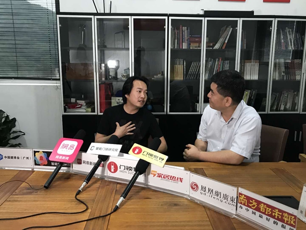 VOC智能锁迎接第三届中国建博葵花奖智能家居调研团一行莅临考察