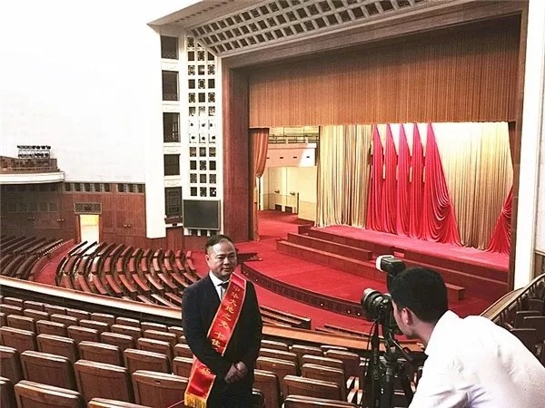 其邦门窗董事长黄东建荣获“十佳新闻人物、优秀企业家”光荣称号
