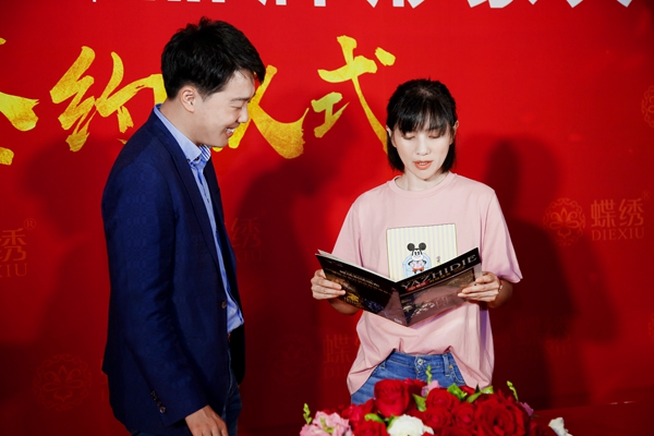 蝶绣刺绣墙布签约著名演员胡可为品牌形象代言人！