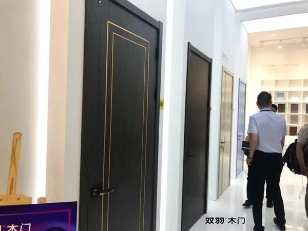 2019永康门博会首日:极简时尚来袭,双羽木门引爆行业热潮