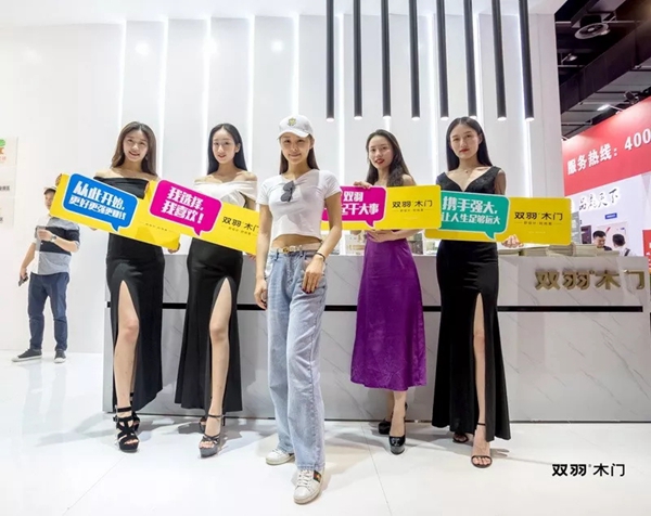 2019永康门博会首日:极简时尚来袭,双羽木门引爆行业热潮